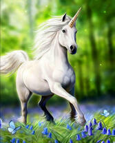 Белый единорог на поляне с бабочками