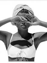 Милая девушка в купальнике