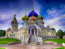 Храм с ярккими куполами