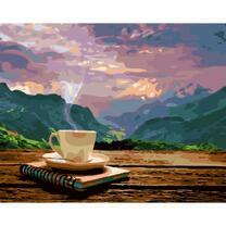 Свежий кофе на фоне горного ущелья