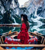 Девушка в красном платье на горном озере