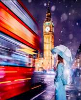 Девушка с белым зонтом в ночном Лондоне