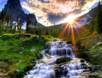 Яркое солнце и горный ручей