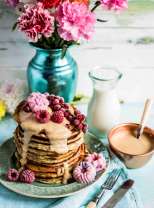 Блинчики с ягодами и букет цветов