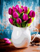 Булый кувшин с букетом нежных тюльпанов