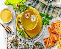 Чай с мёдом и ромашкой