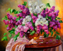 Опадающий букет сирени на столе