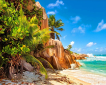 Песчанный и скалистый пляж