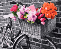 Велосипед с букетами роз в корзинке