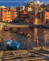 Яркие городские домики у реки