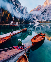 Девушка возле лодки на сногсшибательном фоне