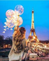 Девушка на фоне вечерней Эйфелевой башни