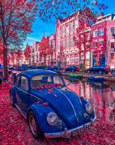 Синий ретро-автомобиль в розовом городе