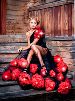 Красивая девушка в цветочном платье