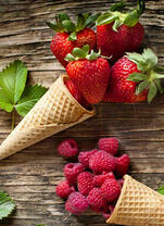 Клубника и малина в вафельных стаканчиках