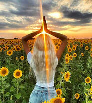 Светловолосая девушка в поле подсолнухов