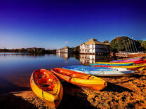 Причал лодок на песчаном берегу