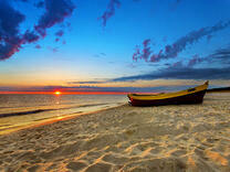 Одинокая лодка на берегу моря