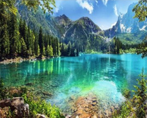 Кристально чистое озеро среди высоких гор