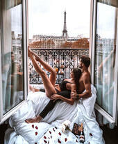 Утро влюбленных на балконе в Париже