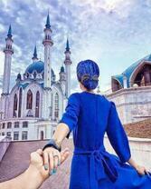 Девушка в синем наряде на фоне мечети Кул-Шариф