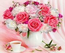 Чашечка кофе и букет на столе