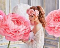 Девушка с венком среди огромных цветов