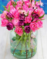 Букет из тюльпанов и веточек абрикосового цвета