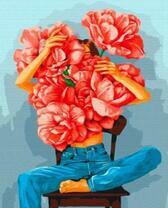 Девушка в джинсах с огромными цветами