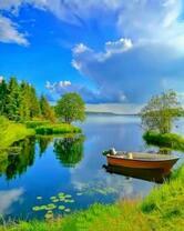 Отражение неба в спокойном озере