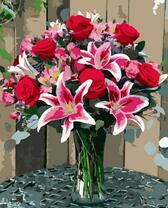 Букет с роз и лилий на столе