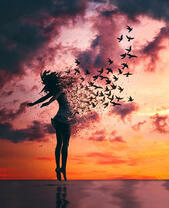 Девушка и стая птиц