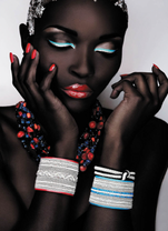 Девушка с яркими аксессуарами