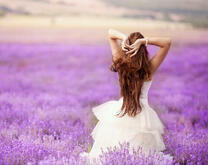 Девушка в поле лаванды