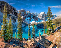 Пейзаж с заснеженными горами и озером