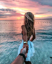 Девушка ведет к морю