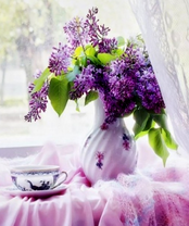 Букет сирени и чашка чая