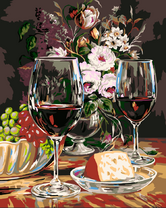 Бокалы с вином, сыр и букет цветов