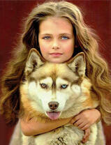 Милая девочка обнимает свою собаку