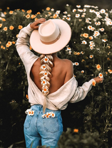 Девушка с ромашками в волосах