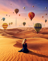 Девушка в пустыне среди волшебных шаров