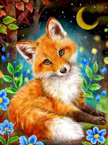 Милый лисенок среди ночных цветов