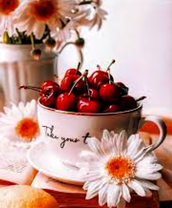 Чашка вишен и букет ромашек