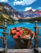 Лодка и гортензией с видом на горы