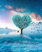 Хрустальное дерево с качелей среди замерзшего озера