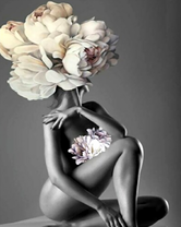 Обнаженная девушка с огромным пионом на голове