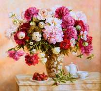 Пионы в вазе и спелая клубника