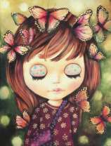 Маленькая девочка и бабочки в волосах