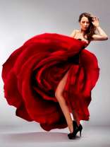 Девушка в шикарном красном платье