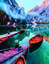 Лодка среди у причала кристального озера